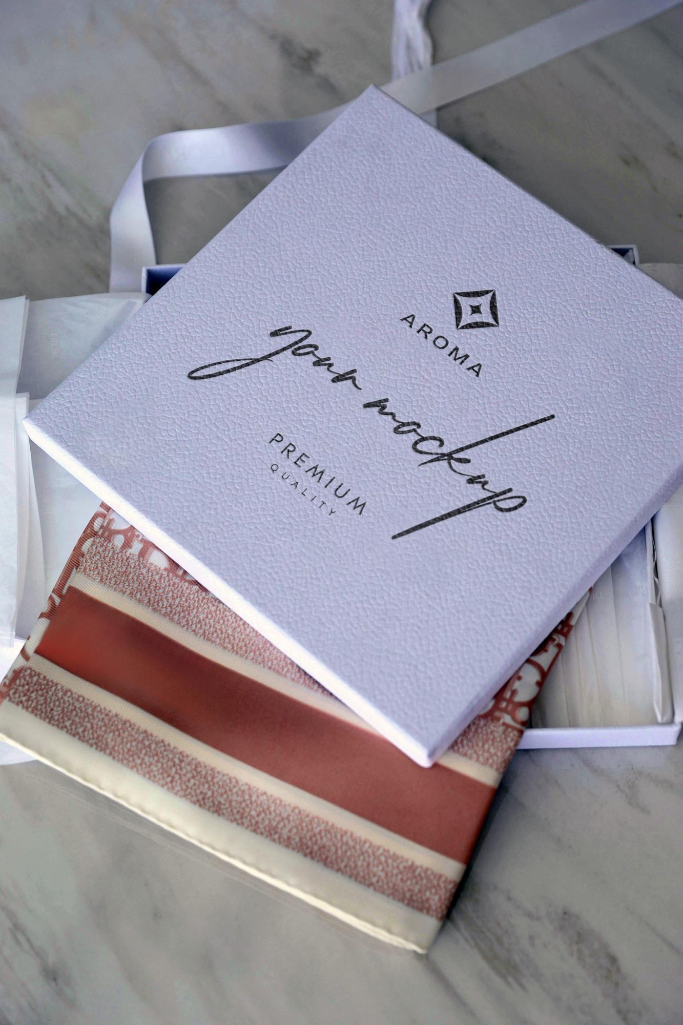 Fertige Geschenkbox mit besticktem Monogramm